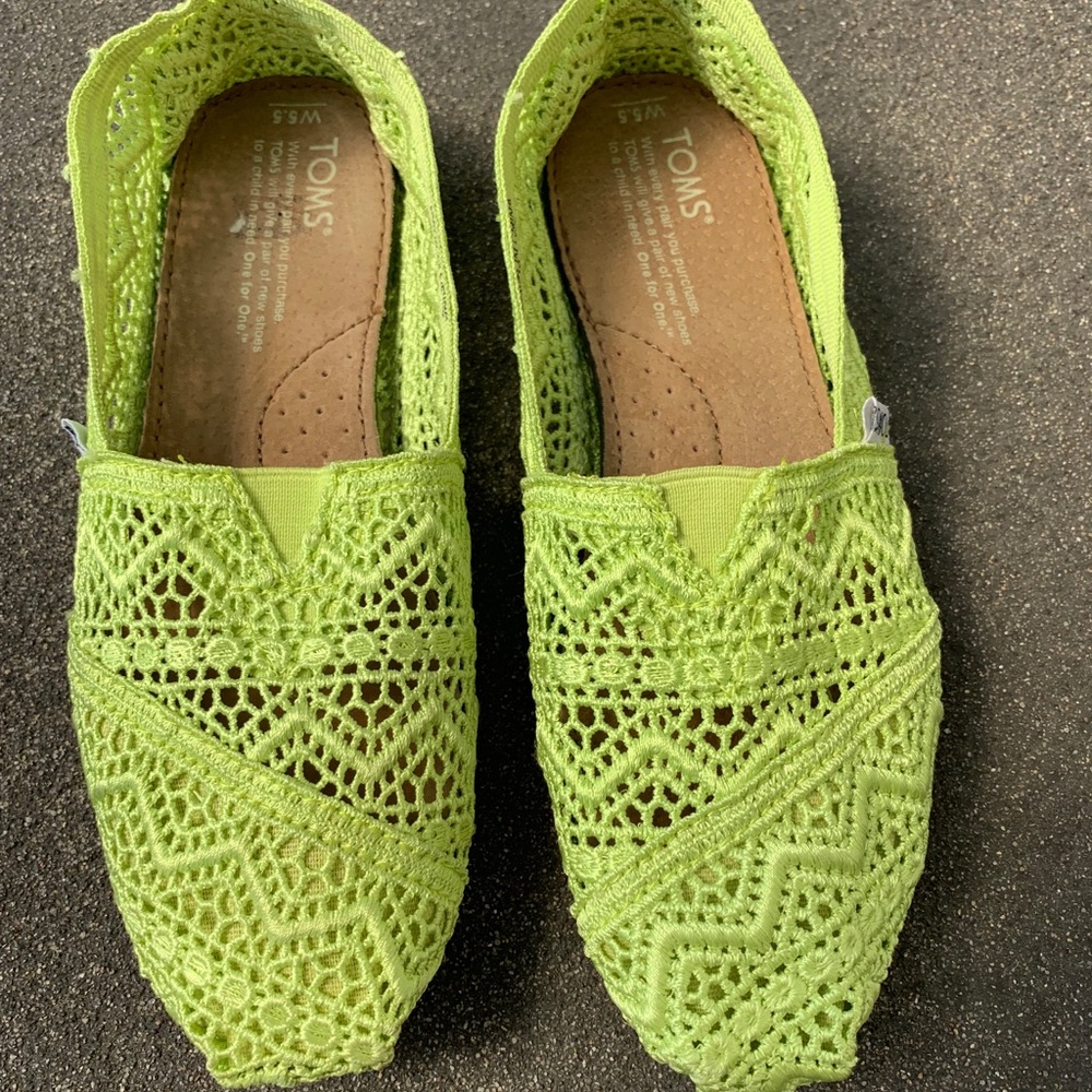 TOMS crochet slip on shoes. WMS